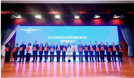 UG环球公司荣获“成都会物业治理协会2023年度优异会员”等多项声誉称呼